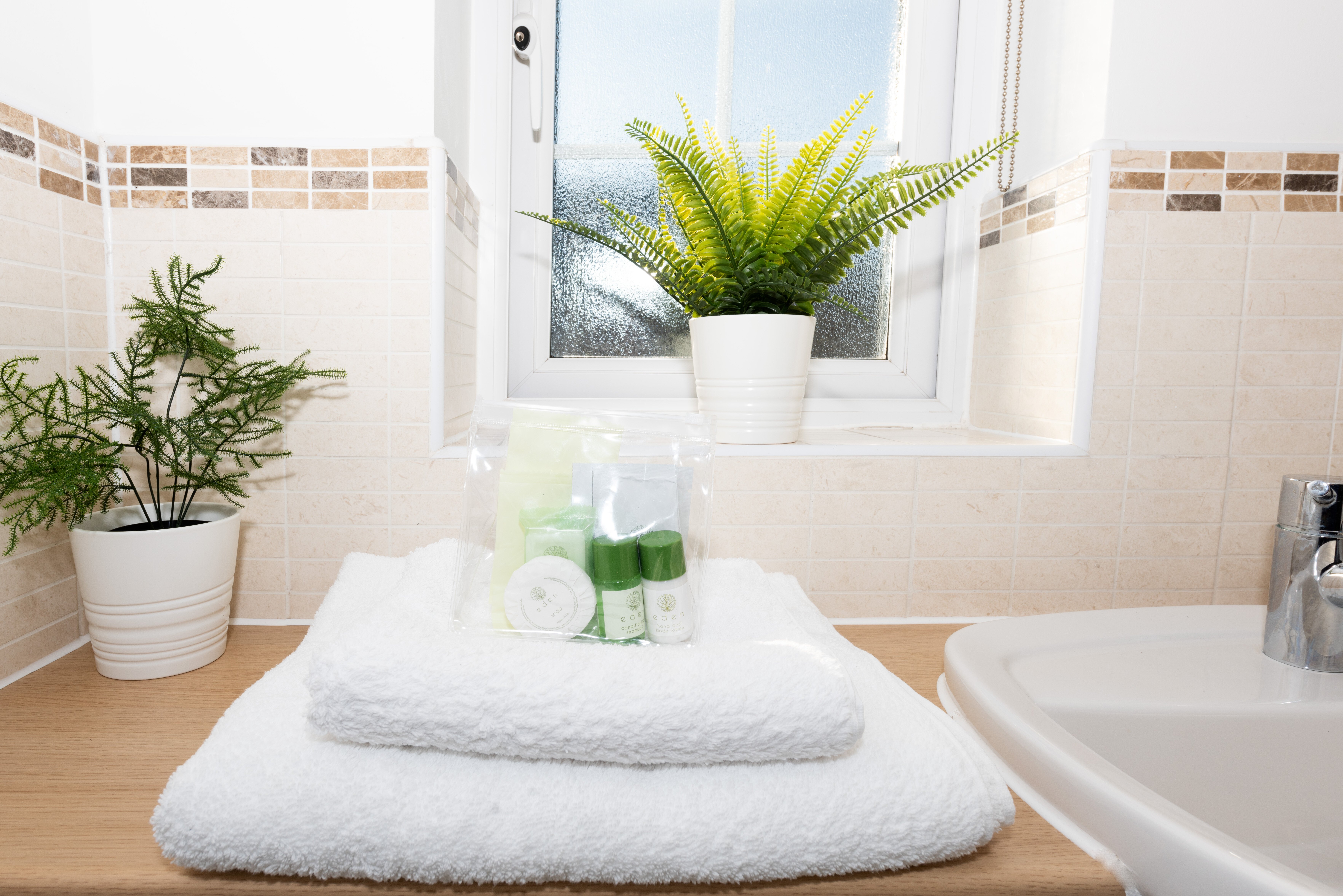 Riverside Stays - Riverside Cottage - Double Bedroom - Bathroom Towels Image 2022 NSL_1640-1