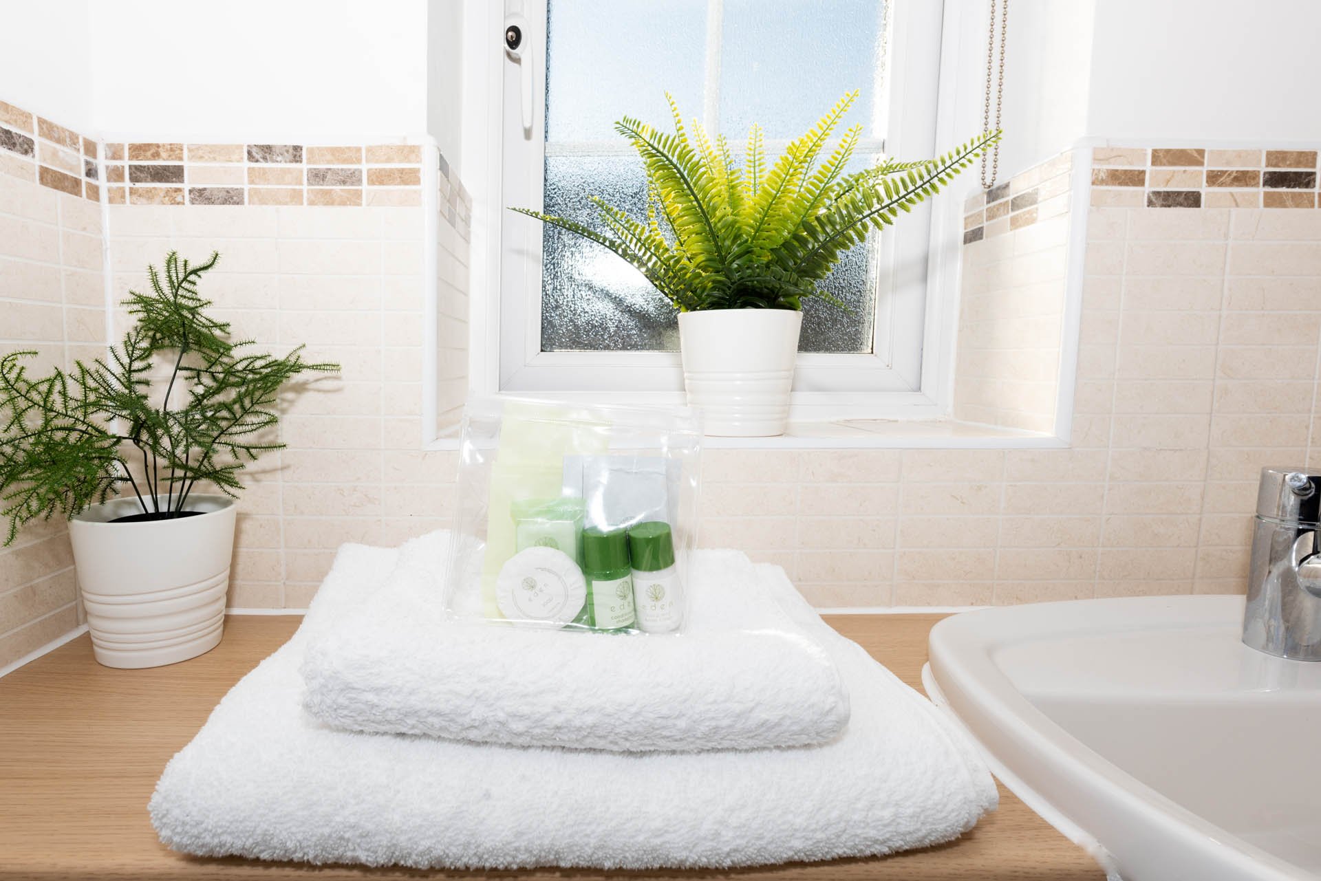 Riverside-Stays-Double-Bedroom-Bathroom-Towels-Image-2022-NSL_1640